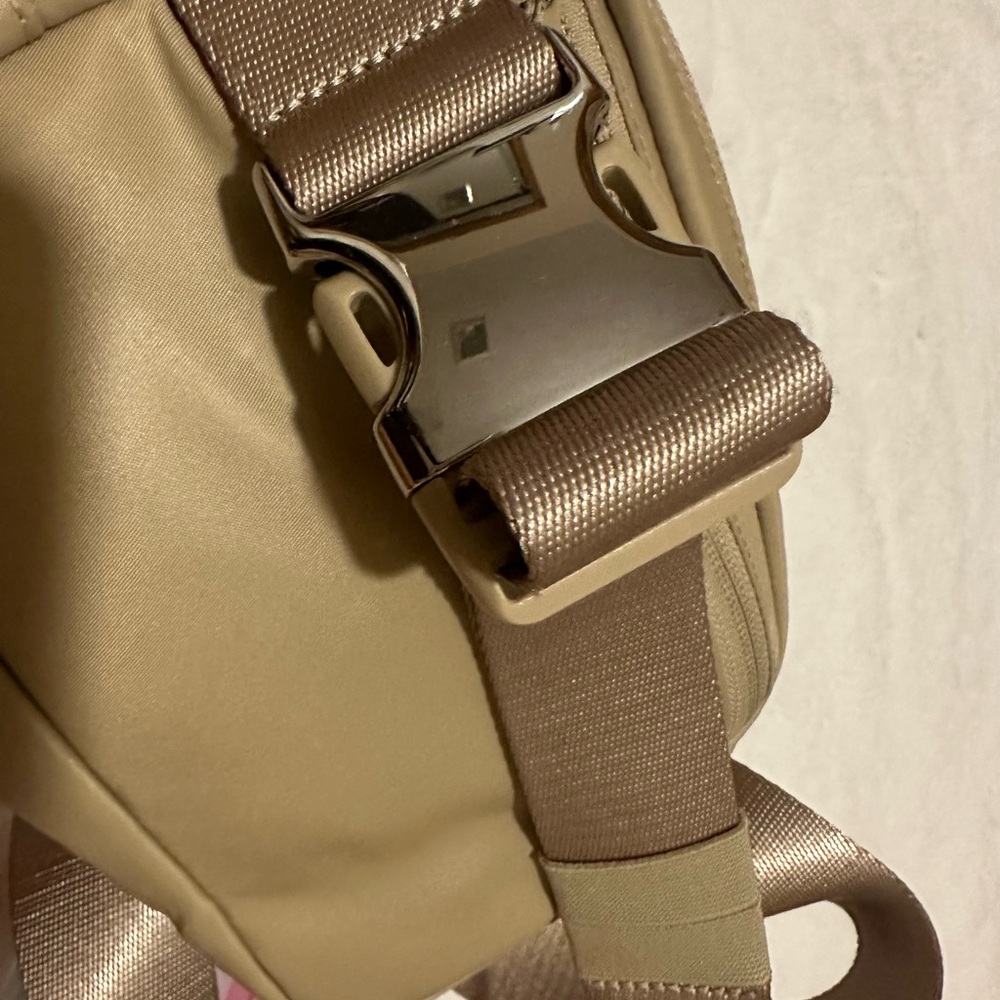 RARE LULULEMON NOT SOLD ANYMORE Beige Color EVERYWHERE BAG Popular - Picture 4 of 6